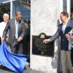 Indotel honra memoria del periodista Orlando Martínez al develar tarja que nombra su edificio corporativo