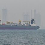 Carguero es alcanzado por proyectil en el estrecho de Ormuz