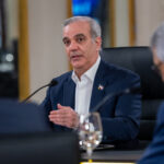 Presidente Luis Abinader mantiene a raya el alza de combustibles y absorbe hasta 200 pesos por galón en el transporte